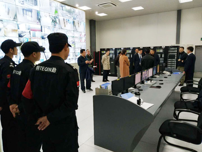 深入一線-堅(jiān)守崗位為十九大保駕護(hù)航.jpg